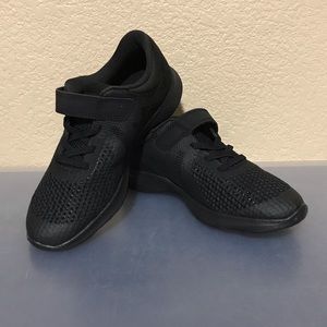 Nike Revolution 4 kids sneakers size 2Y